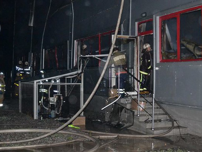 Спасатели потушили пожар на фармзаводе под Киевом (ФОТО)