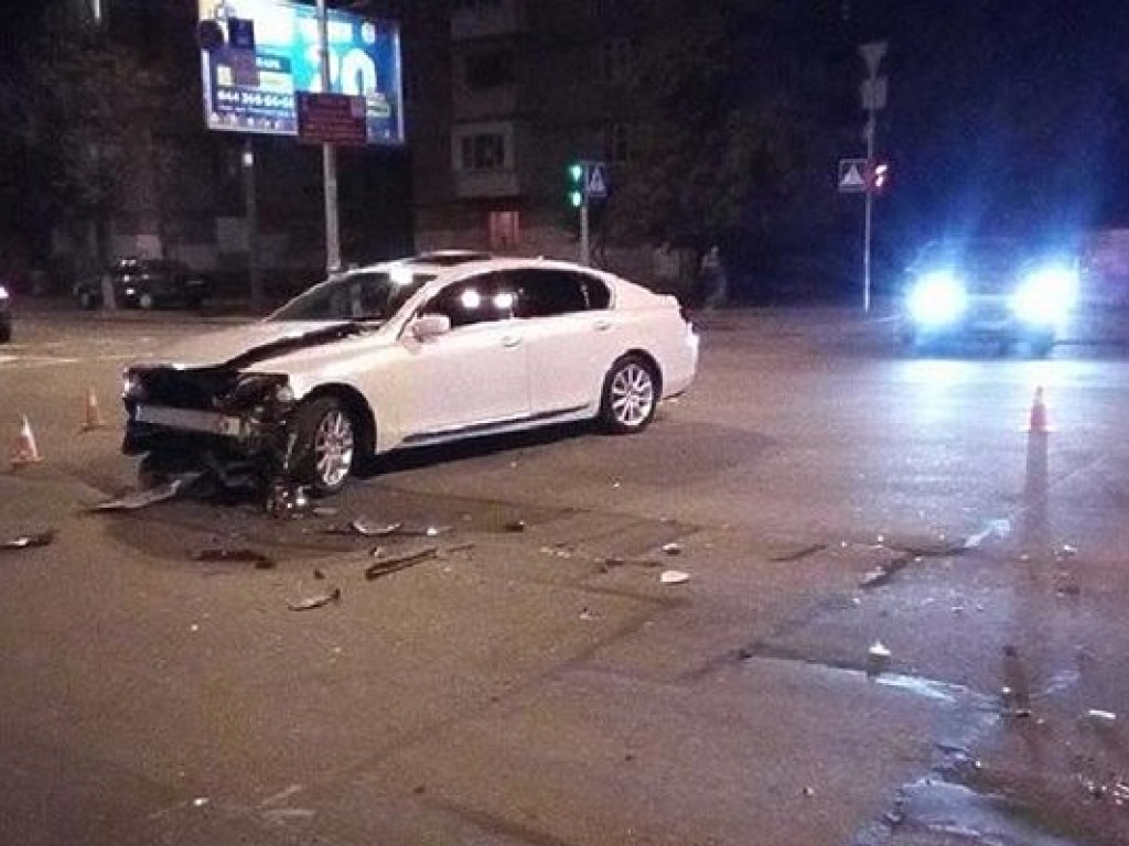 В Киеве Hyundai снес светофор и врезался в забор (ФОТО)