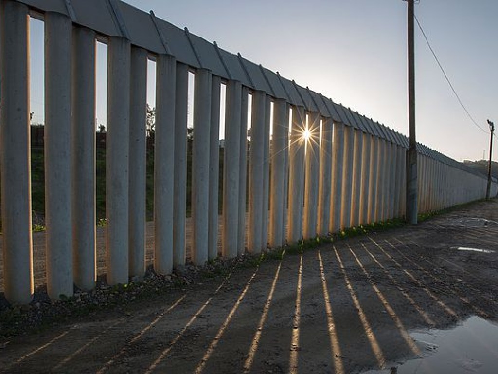 В США начали строить прототипы стены на границе с Мексикой