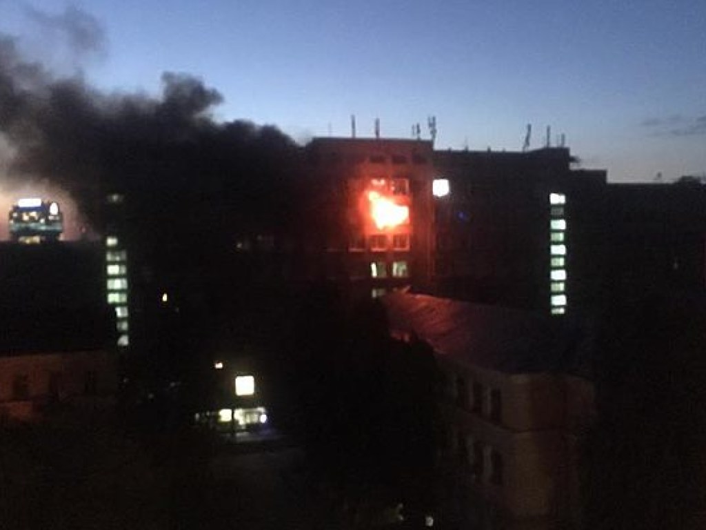 В Киеве загорелся этаж в «Институте пищевых технологий», сотрудников эвакуировали (ФОТО, ВИДЕО)