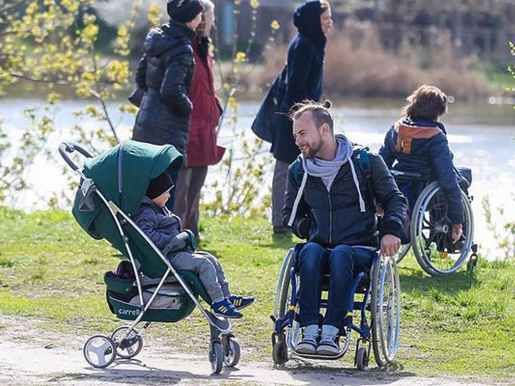 На инвалидной коляске: сложный путь к простым радостям (ФОТО)