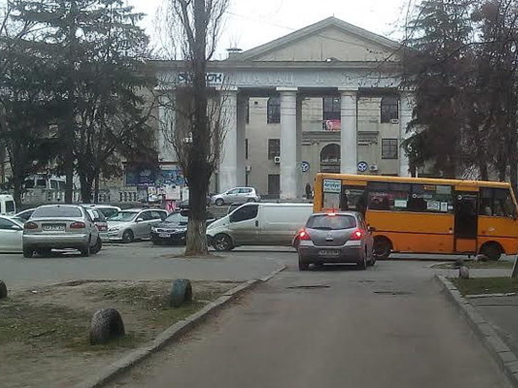 В районе столичной станции метро «Шулявская» из-за прорыва трубы затопило улицу (ФОТО)
