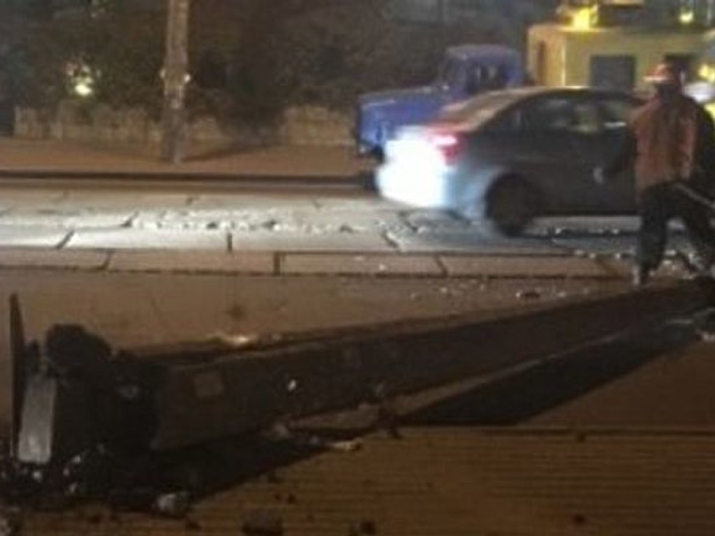 В центре Киева упал столб и остановил движение трамваев (ФОТО)