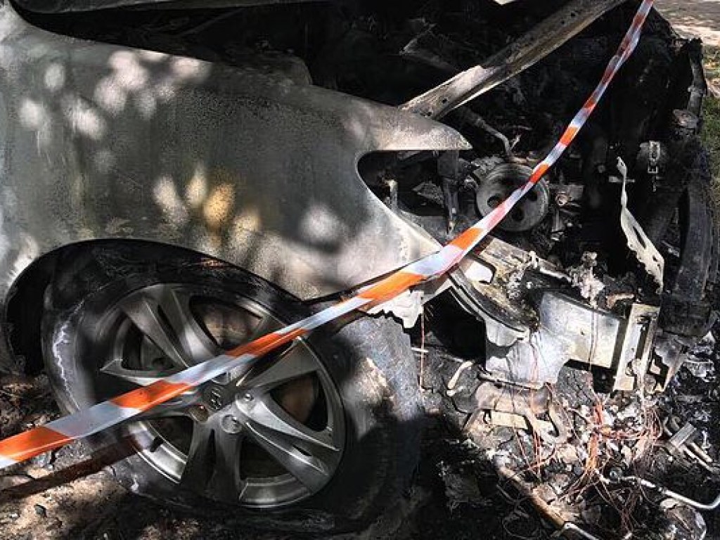 В Житомире ночью взорвали автомобиль депутата (ФОТО)