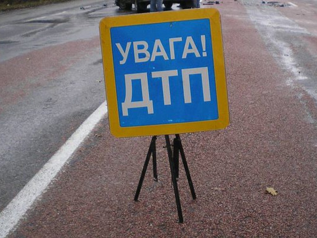 На трассе Киев-Днепр в результате ДТП с военным автомобилем погиб человек