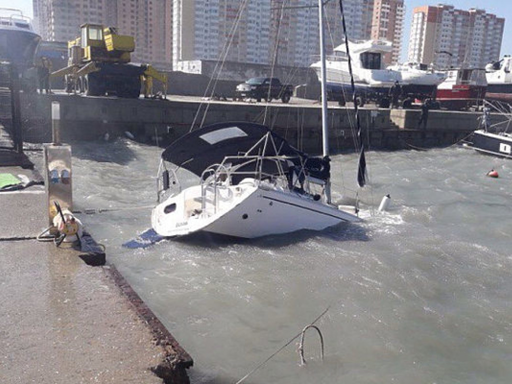 В РФ в результате урагана утонула дорогая яхта (ФОТО)