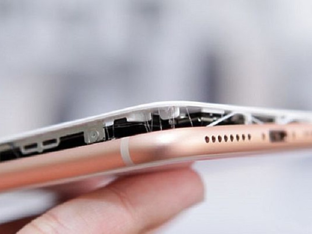 Флагман iPhone 8 Plus взорвался во время зарядки (ФОТО)