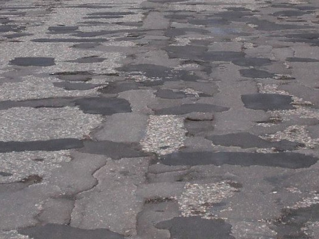 Ямы под колесами: кому выгодны разрушенные украинские дороги?