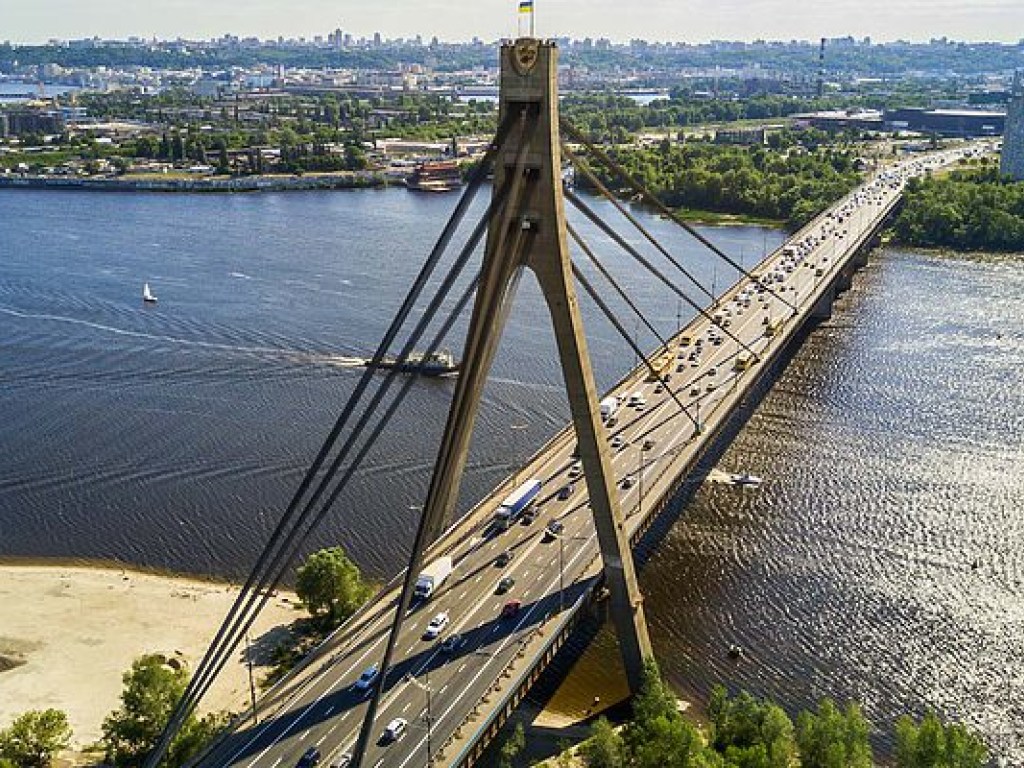 В Киеве ограничат движение на Московском мосту