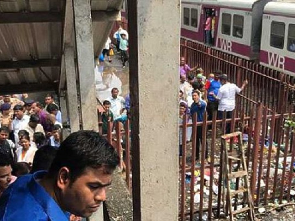 Из-за ливня на железнодорожной станции в Индии возникли паника и давка, погибли 15 человек