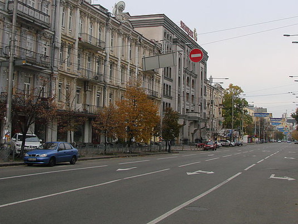 В центре Киева стена здания обрушилась на пешеходную зону (ФОТО)