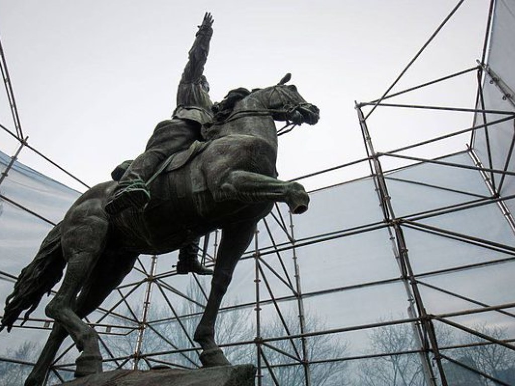 Конь, на котором сидит Щорс в центре Киева, теперь с загипсованной конечностью (ФОТО)