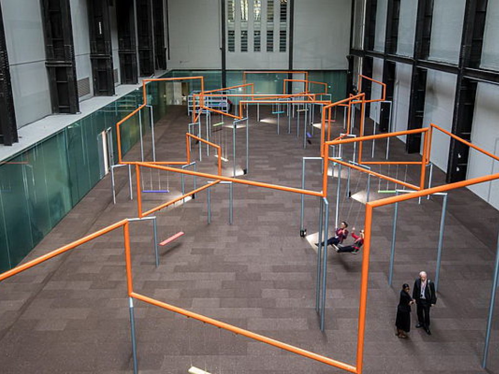 Выставочный зал центральной галереи Лондона превратили в игровую площадку с качелями (ФОТО)
