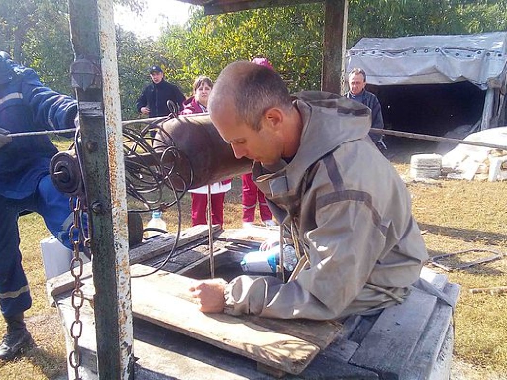 На Киевщине спасатели достали мужчину из пятнадцатиметрового колодца (ФОТО)