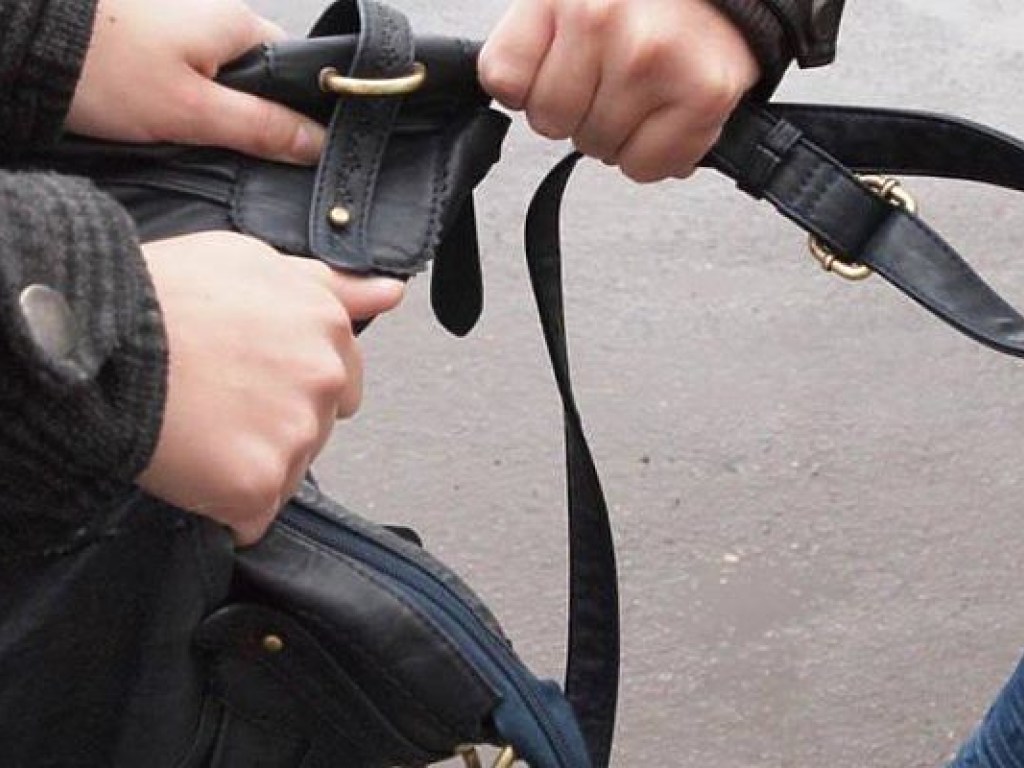 В Киеве двое в масках украли из автомобиля сумку с миллионом гривен
