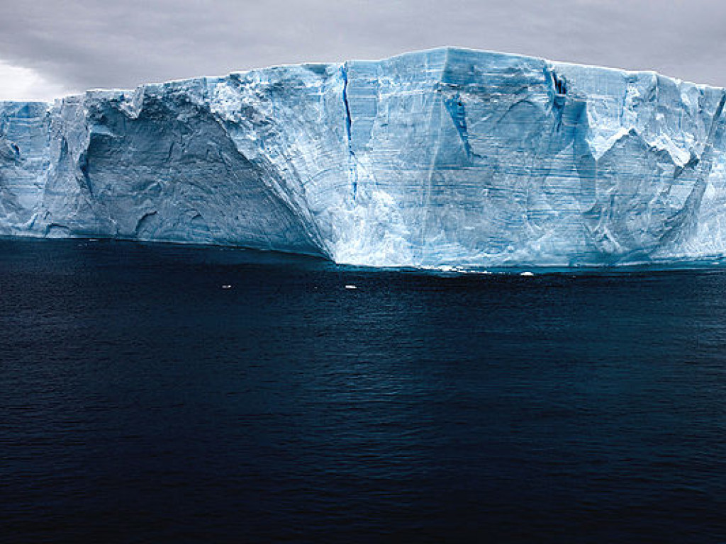 NASA показало гигантский треснувший айсберг (ФОТО)