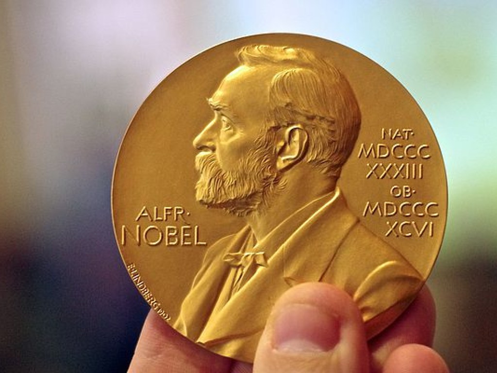Нобелевскую премию по химии дали трем ученым за разработку криоэлектронной микроскопии