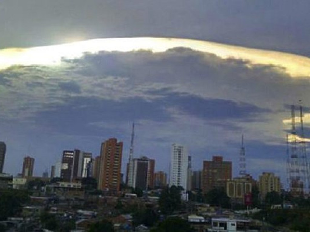 Небо над Венесуэлой украсили радужные облака (ФОТО)