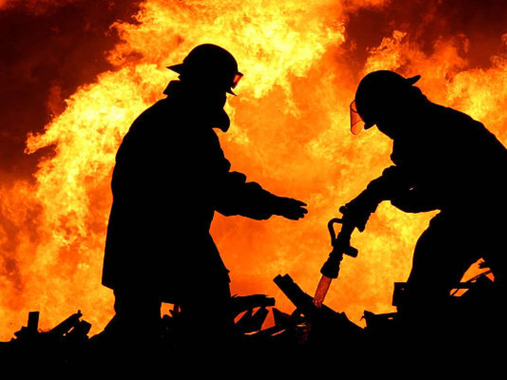 На деревообрабатывающем заводе в Черновцах сгорели две фуры (ВИДЕО)