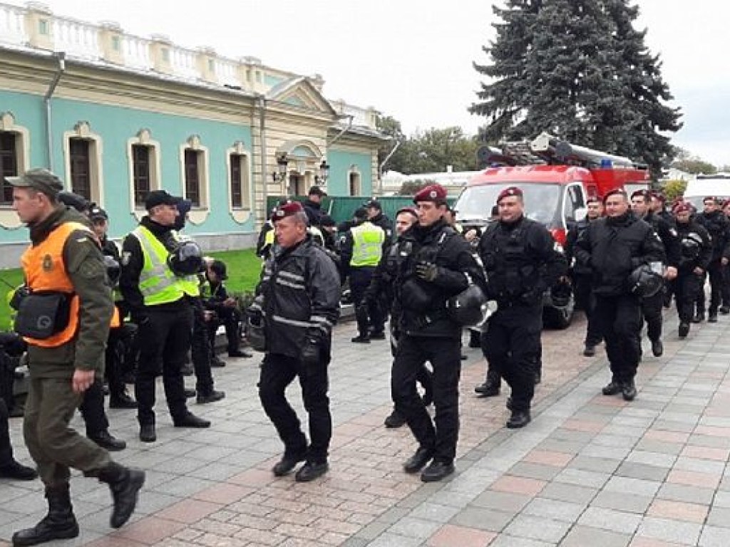 К зданию парламента прислали дополнительные силы правоохранителей (ФОТО)