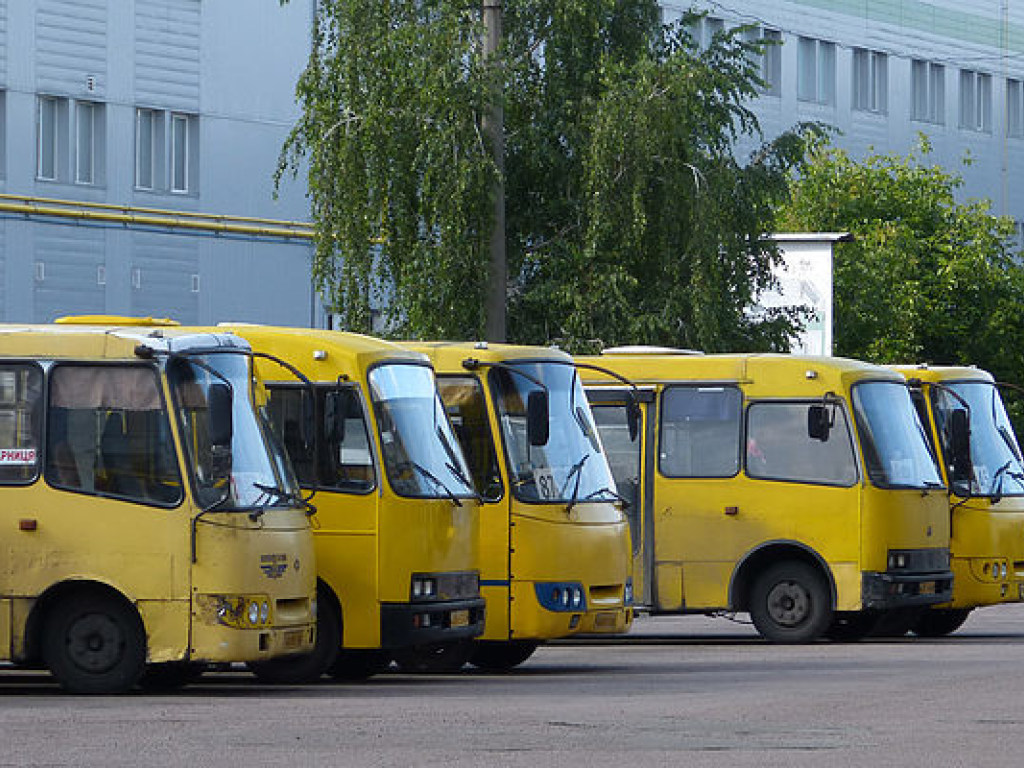 В Киеве &#171;забитая&#187; пассажирами маршрутка ехала с открытой дверью (ВИДЕО)