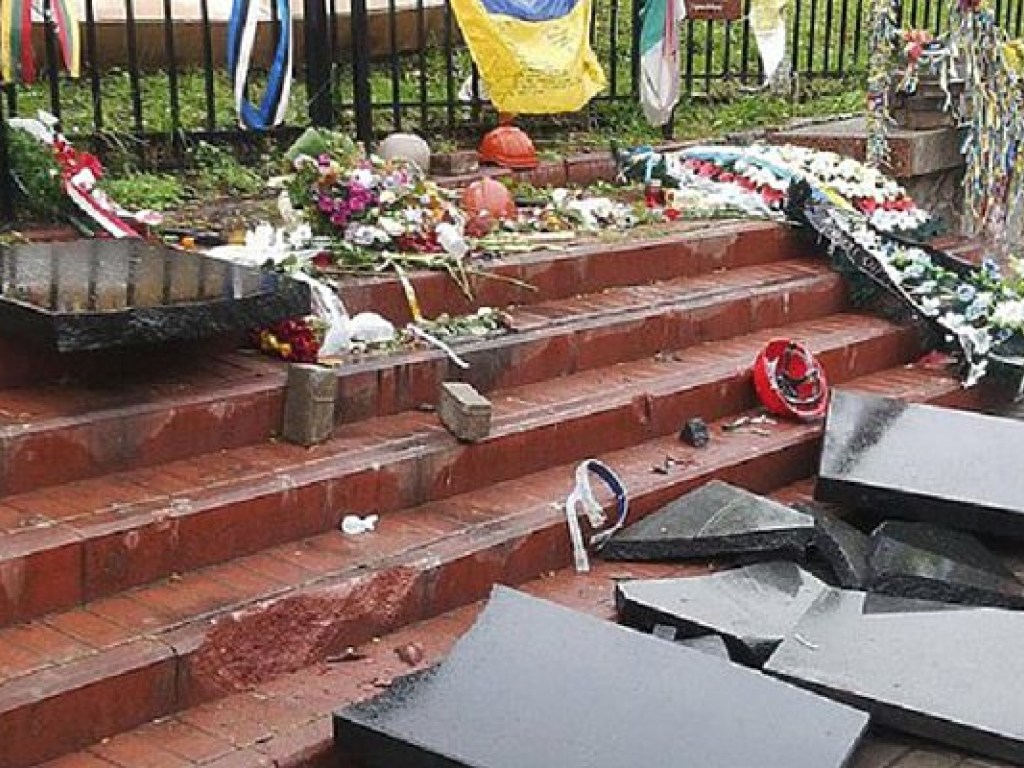 В Киеве возле Майдана Независимости разбили памятники героям Небесной сотни (ФОТО)
