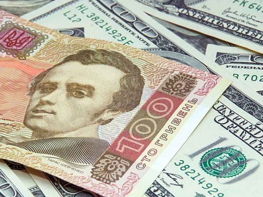 В киевских обменниках доллар уже продают по 27,1 гривны