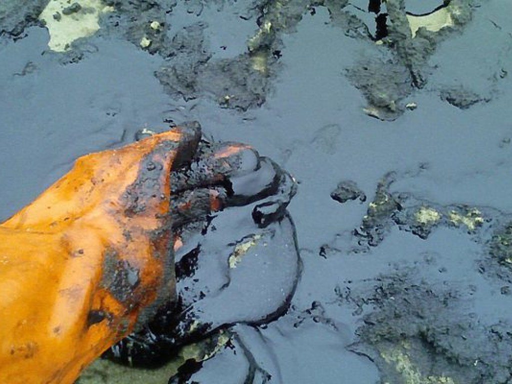 В Каховском водохранилище затонула баржа, нефтепродукты попали в воду