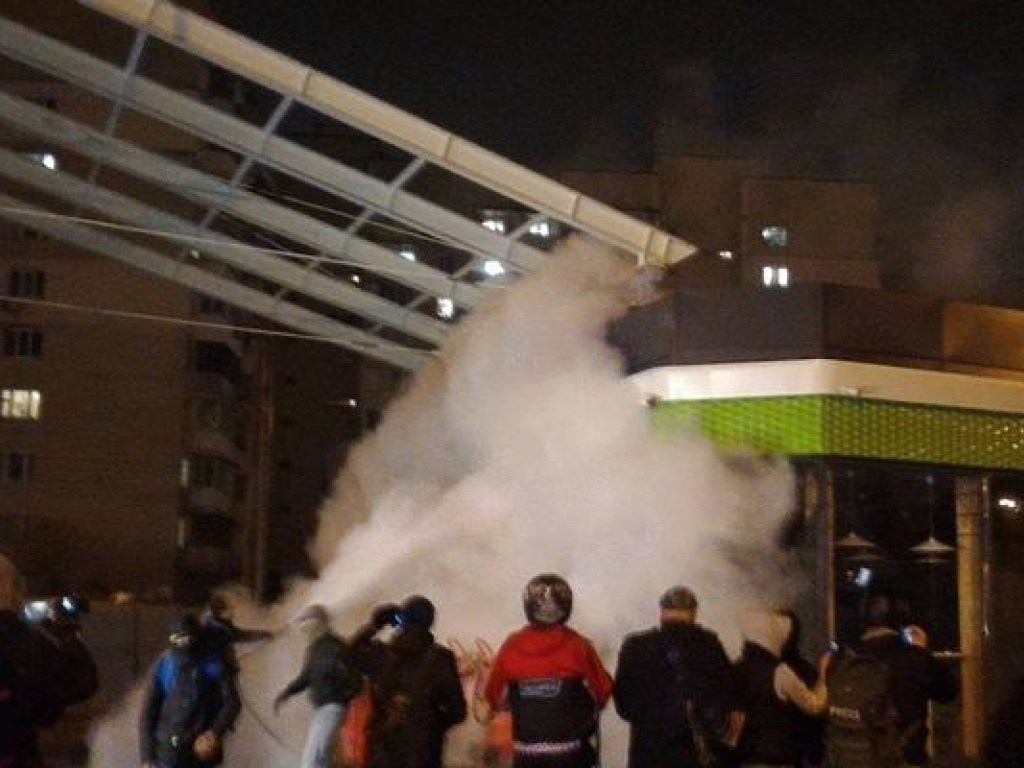 В Киеве во время протеста против строительства АЗС пострадали около 14 человек – СМИ (ФОТО)