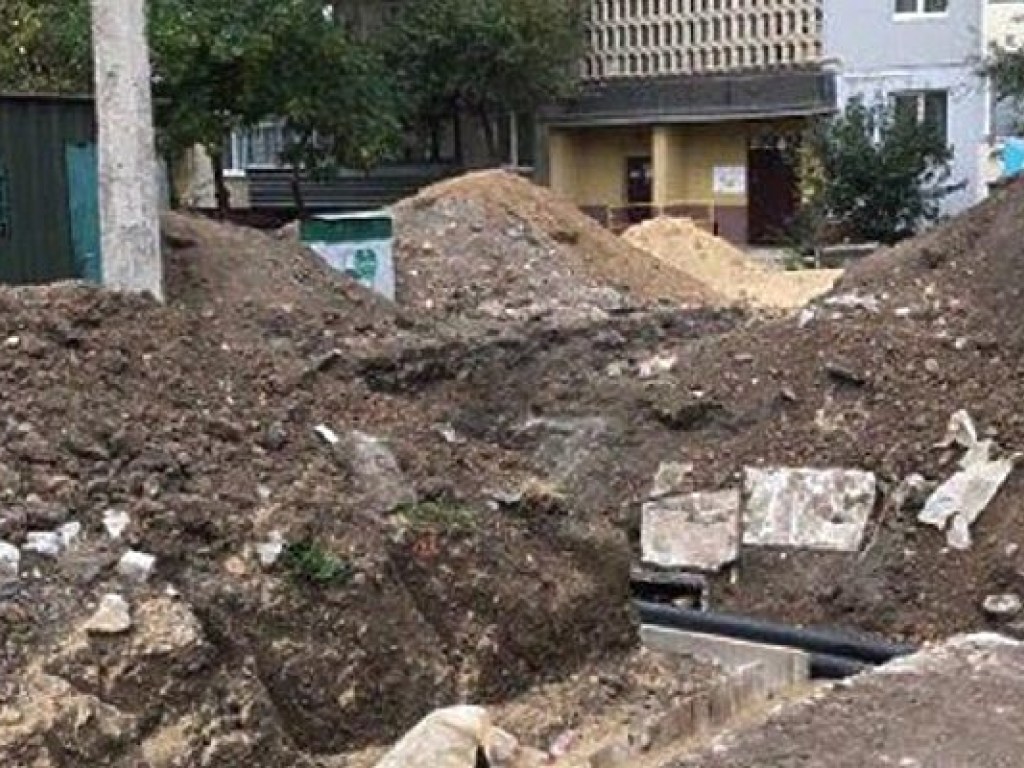 В Харькове погиб мужчина, упав в вырытую коммунальщиками яму (ФОТО)