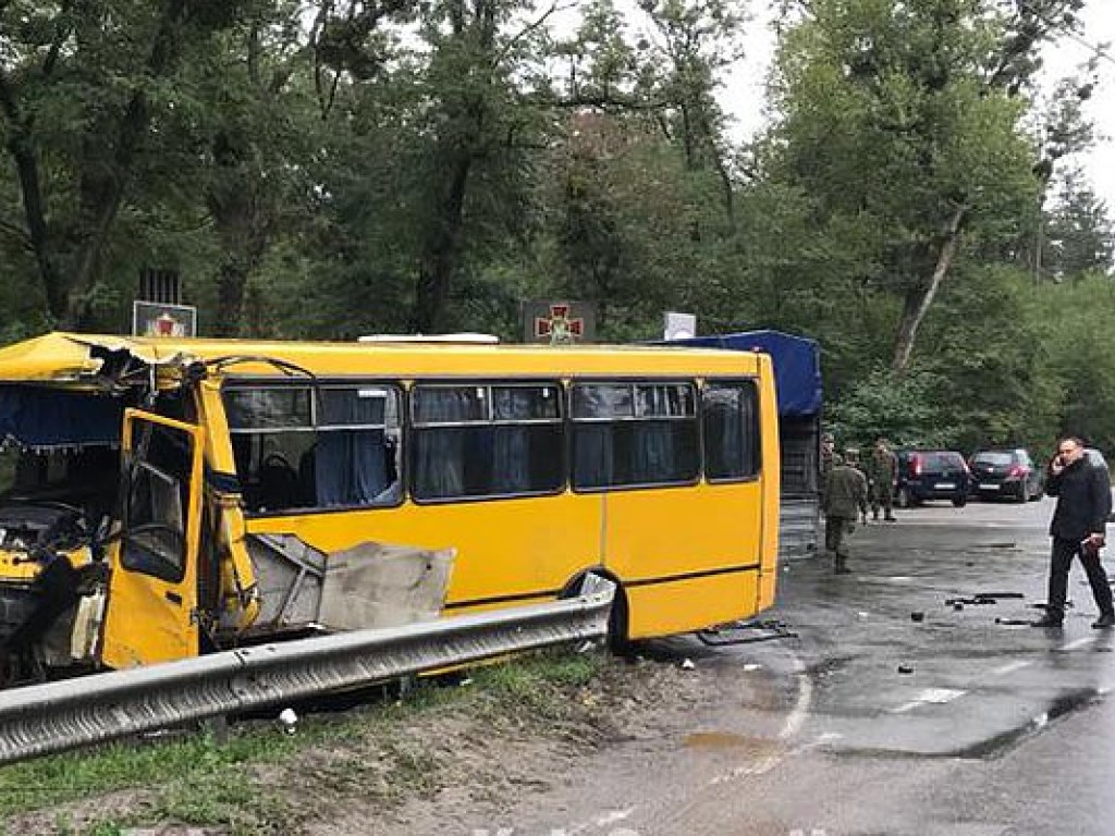 В Киевской области произошло ДТП с автобусом Нацгвардии: погиб военный, 8 человек пострадали (ФОТО)