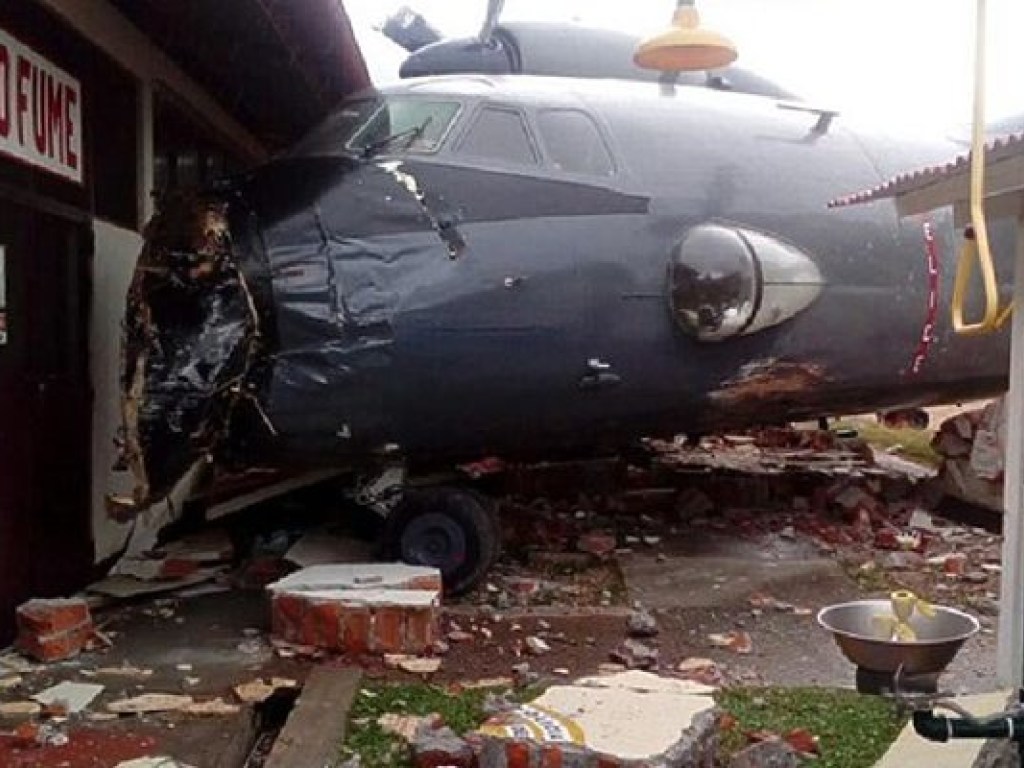 В аэропорту Перу военный самолет врезался в базу полиции (ФОТО)