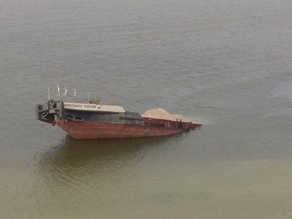 В Сети появилось фото затонувшей баржи  с нефтью на Каховском водохранилище