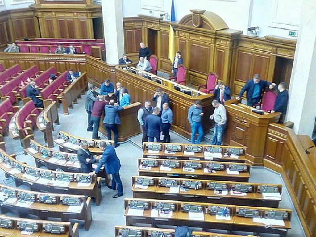 БПП и НФ заблокировали парламентскую трибуну перед началом заседания Рады (ФОТО)