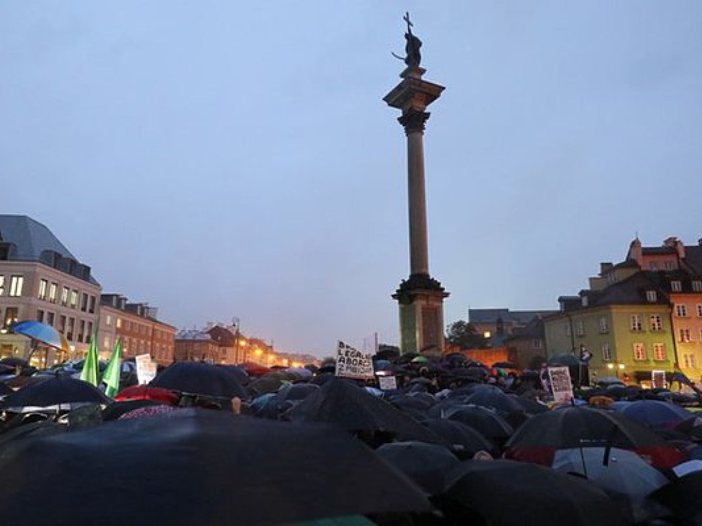 В Польше полиция провела рейды в правозащитных организациях после протестов