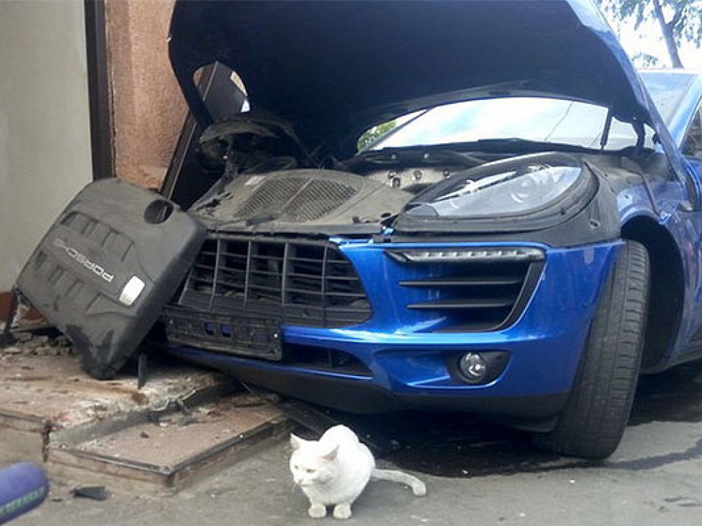 В Одессе женщина за рулем Porsche после ДТП въехала в магазин