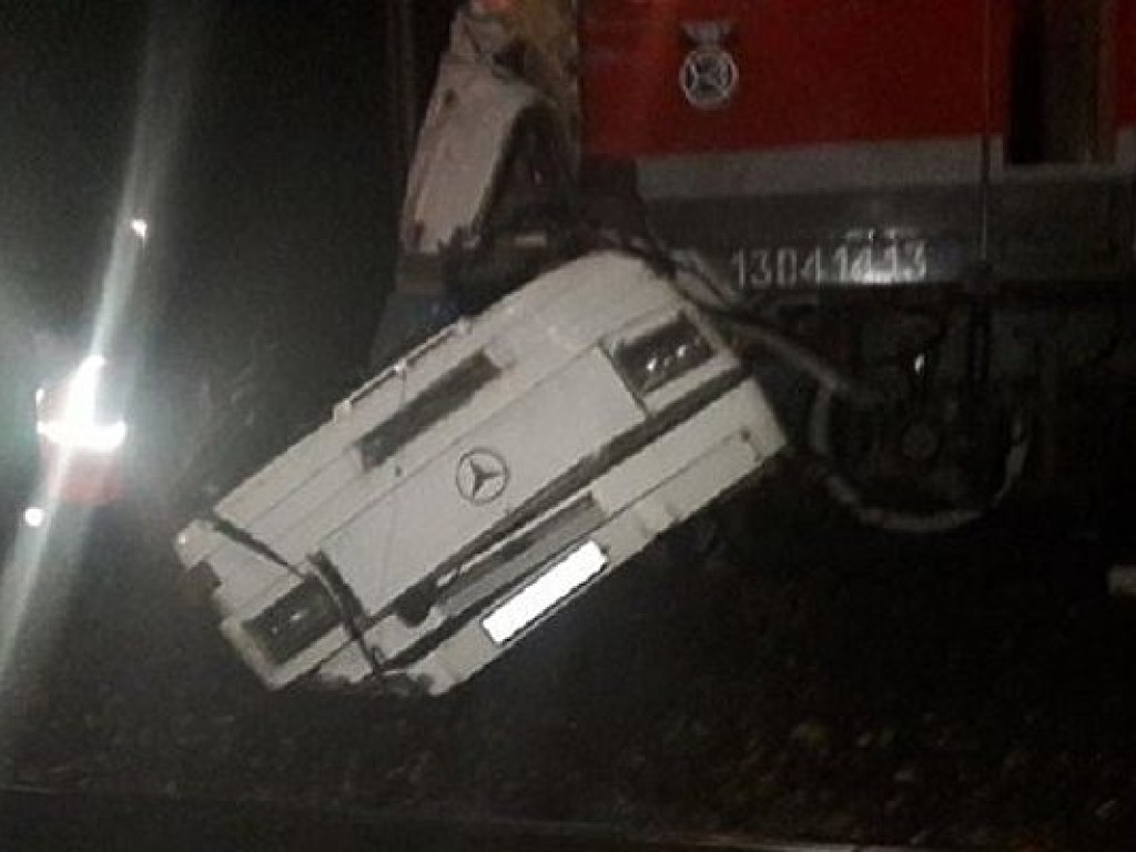 В России поезд протаранил автобус, погибли 18 человек (ФОТО, ВИДЕО)