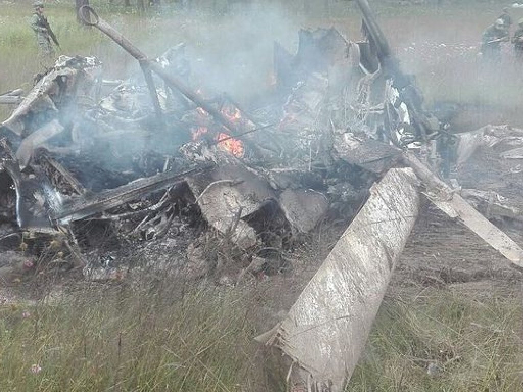 В Мексике 7 человек погибли вследствие крушения военного вертолета (ФОТО)