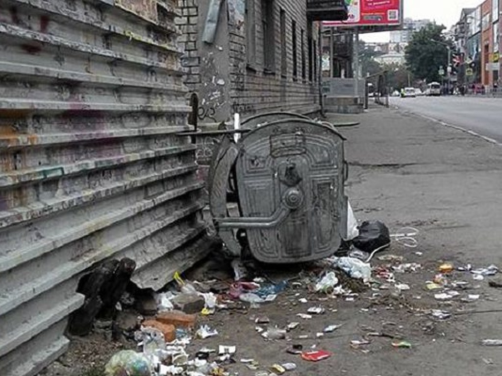 За зданием современного торгового центра в Днепре возникли настоящие трущебы (ФОТО)