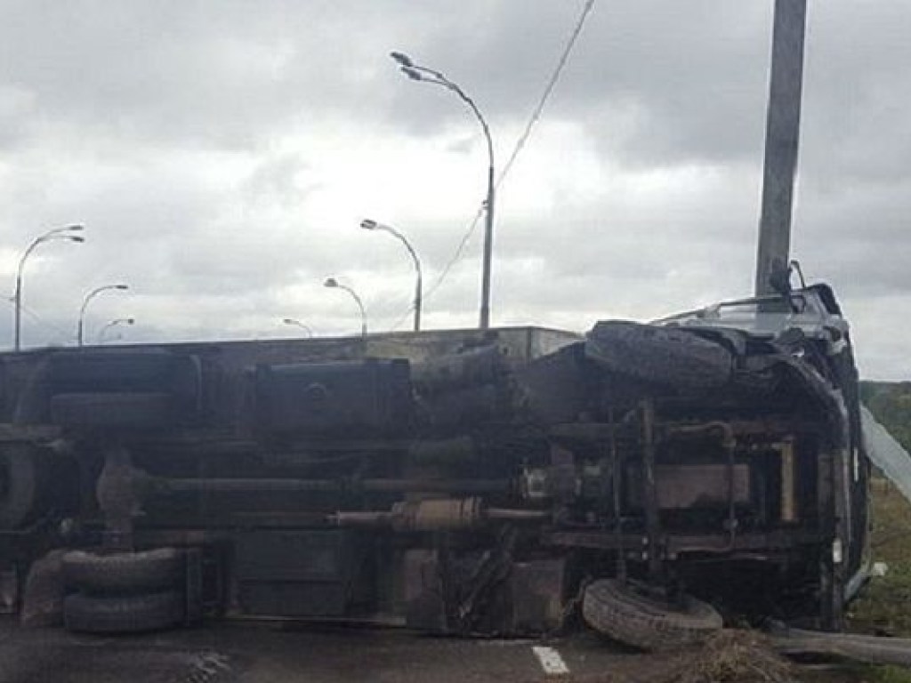 Из-за перевернутого грузовика в Киеве образовалась большая пробка