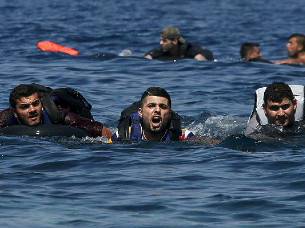 В Средиземном море корабль столкнулся с лодкой мигрантов, есть погибшие