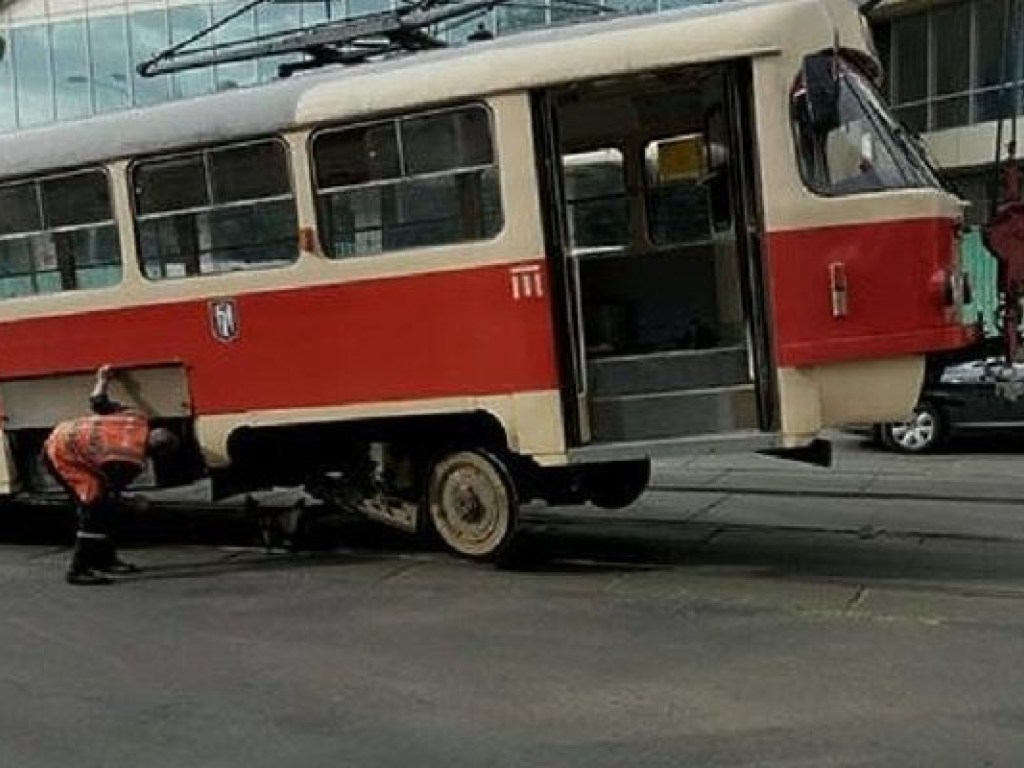 В Киеве мужчина погиб под трамваем