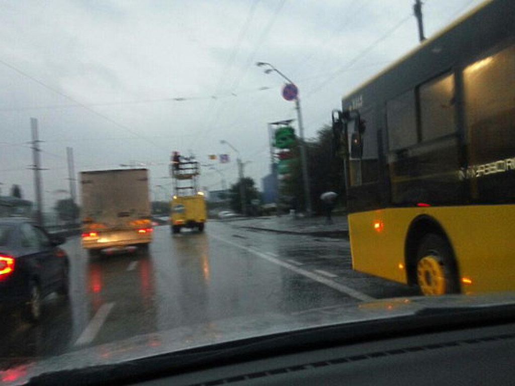 На Петровке произошел обрыв контактной сети троллейбусов, образовалась пробка (ФОТО)