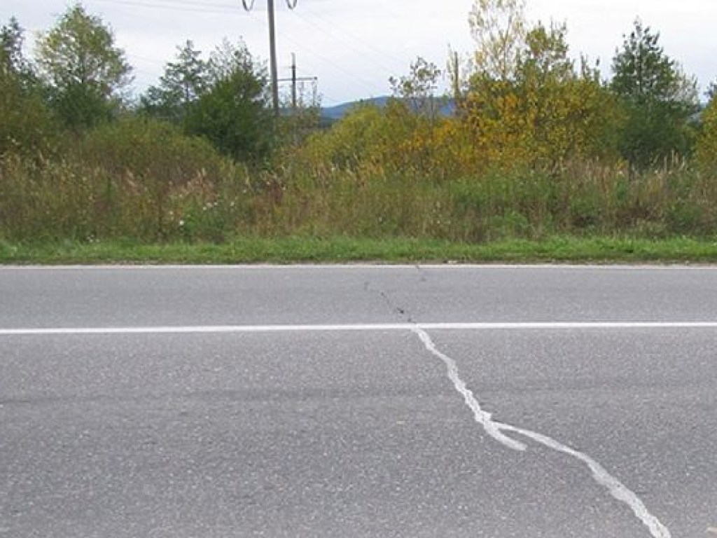На Львовщине пошли трещины по дороге в районе обвала на калийном месторождении (ФОТО)