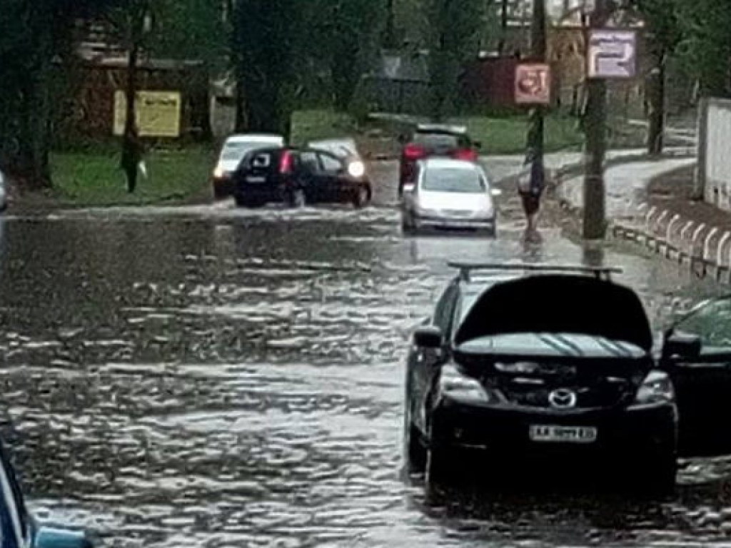 Киев затопило в результате  ливня  (ФОТО)