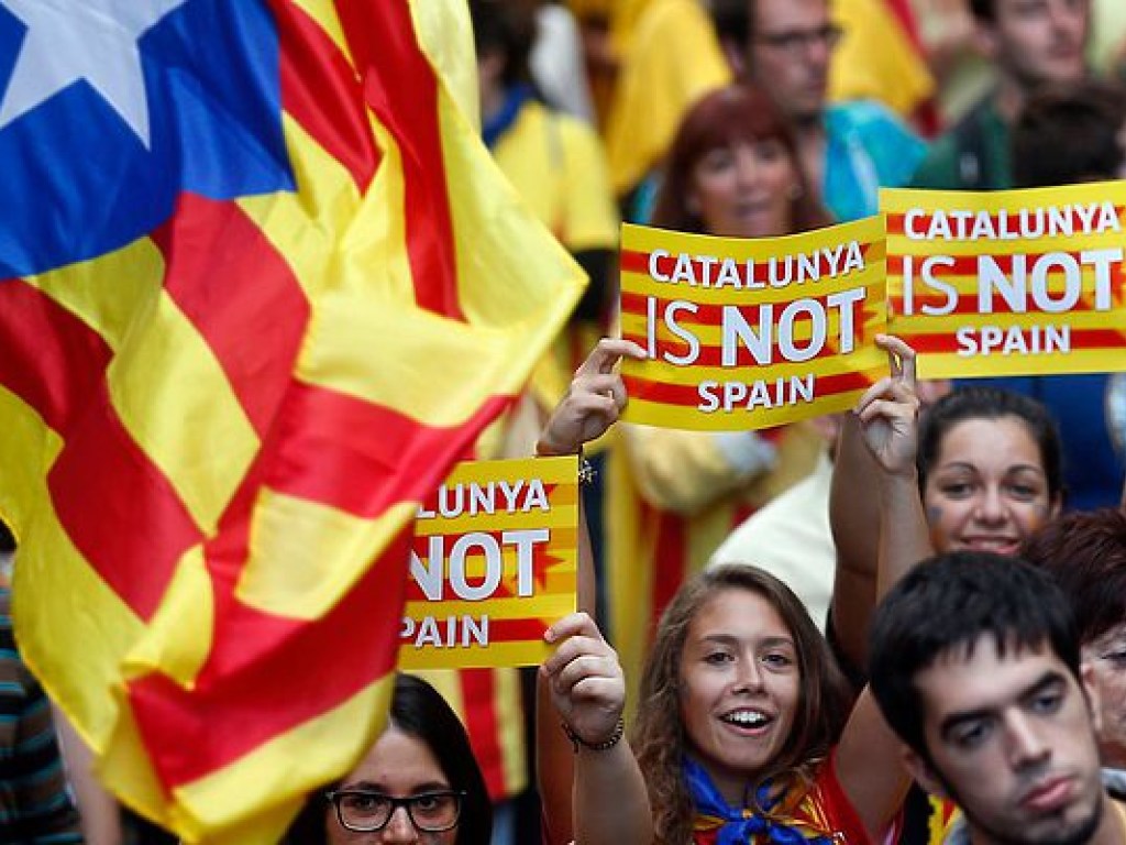 Суд обязал испанскую полицию взять под охрану парламент Каталонии