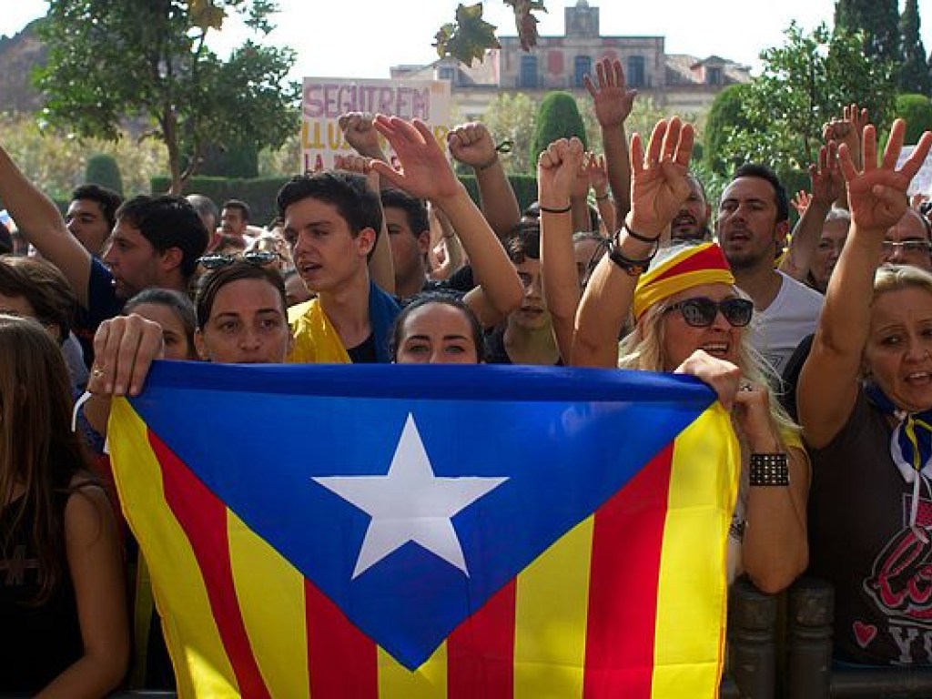 Президент Каталонии объявил о независимости автономии от Испании