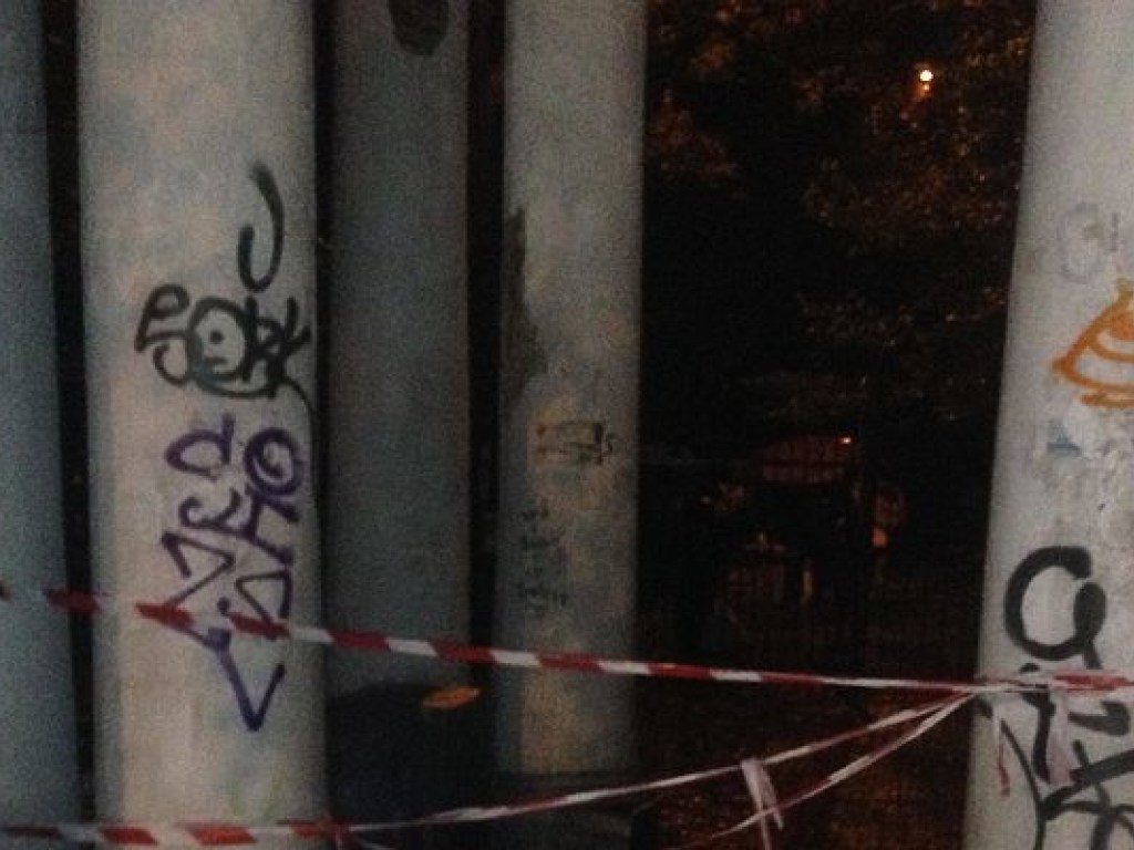 Пешеходам в Киеве устроили «тропинку с препятствиями»: заблокировали железным забором арку (ФОТО)