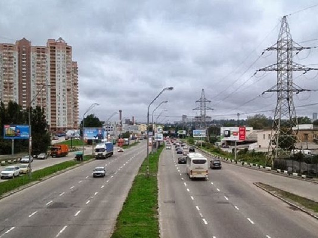 В Голосеевском районе Киева одна из дорог окрасилась в зеленый цвет (ФОТО)
