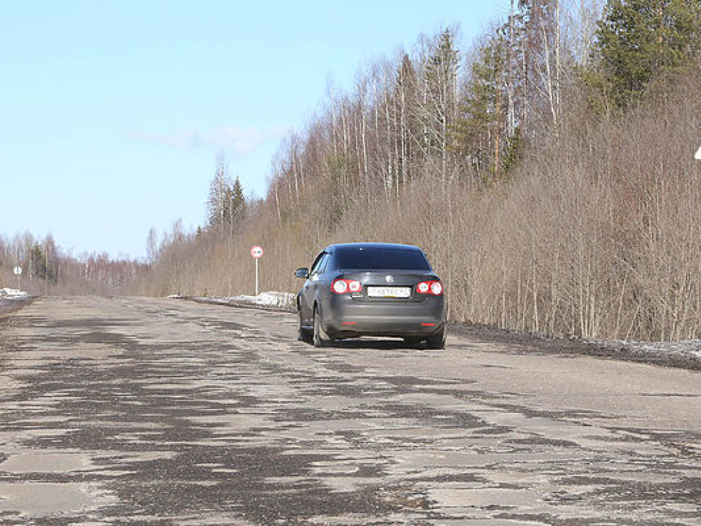 В Черкасской области водители сами вышли делать ремонт трассы